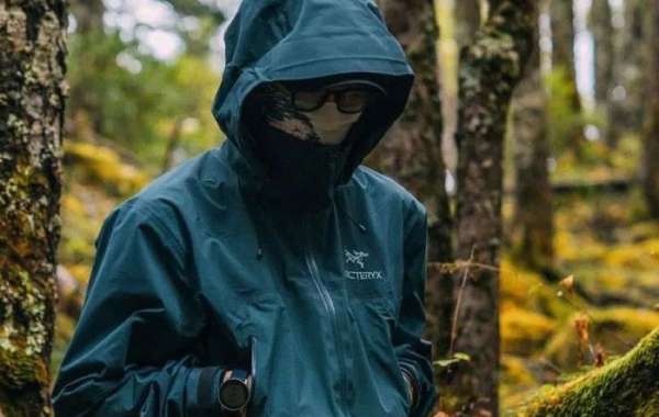 Arc'teryx Brand: How Much is the Difference in Fabric Material between Real and Fake Jackets?